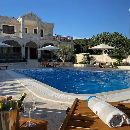 Apartment Ludilo Mit 4 In - Marina Bei Trogir Split