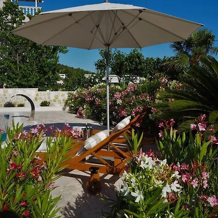 Apartment Ludilo Mit 4 In - Marina Bei Trogir Split