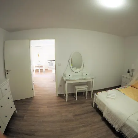 Apartment Ludilo Mit 4 In - Marina Bei Trogir Split