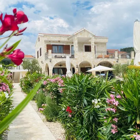 Apartman Ludilo Mit 4 In - Marina Bei Trogir Split *