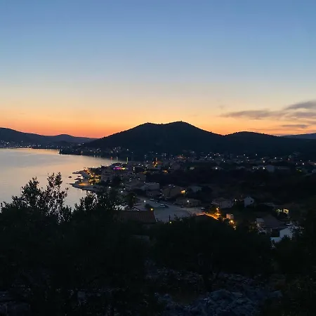 Ludilo Mit 4 In - Marina Bei Trogir Split Apartman