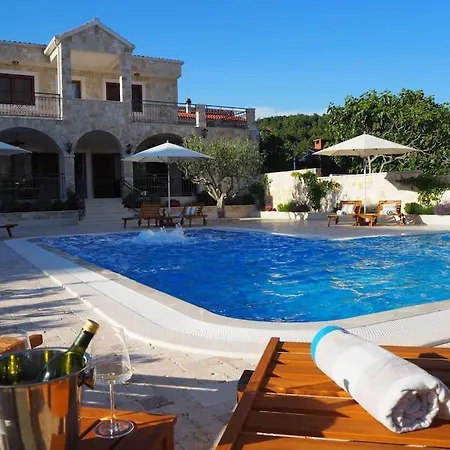 Apartman Ludilo Mit 4 In - Marina Bei Trogir Split