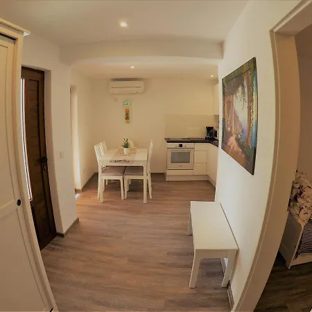 Ludilo Mit 4 In - Marina Bei Trogir Split Apartman *