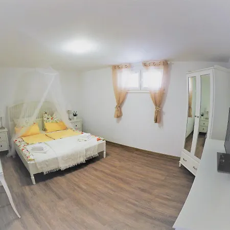 Apartman Ludilo Mit 4 In - Marina Bei Trogir Split