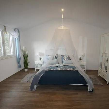 Apartman Ludilo Mit 4 In - Marina Bei Trogir Split *