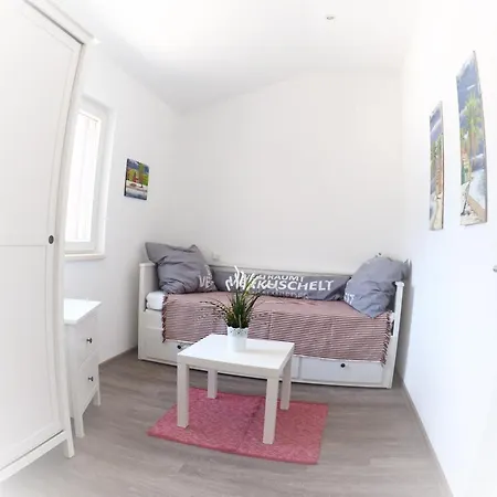 Apartman Ludilo Mit 4 In - Marina Bei Trogir Split *