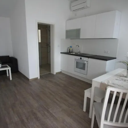 Ludilo Mit 4 In - Marina Bei Trogir Split Apartman