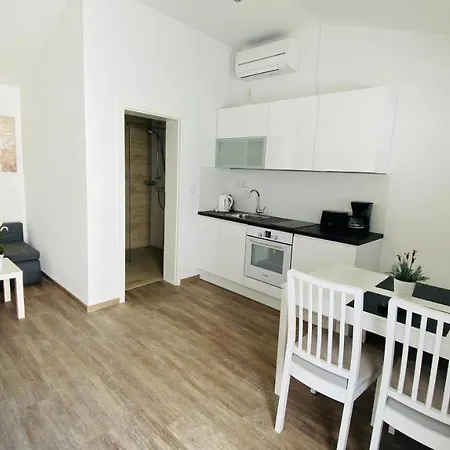Ludilo Mit 4 In - Marina Bei Trogir Split Apartman