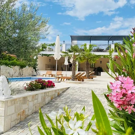 Ludilo Mit 4 In - Marina Bei Trogir Split Apartman *