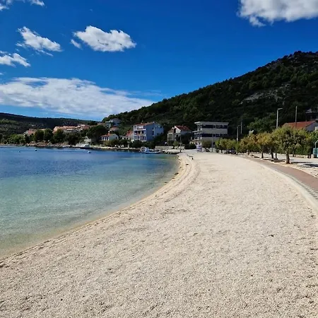 Apartman Ludilo Mit 4 In - Marina Bei Trogir Split *